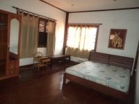 ID: 1402 - Modern house with large play ground and shady garden