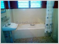 ID: 2222 - House with large garden near minimart