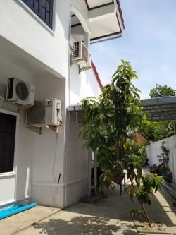 ID: 4537- House near The Pizza Company Phonsinuan for rent