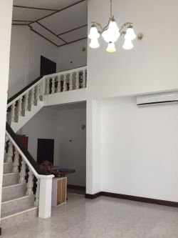 ID: 4537- House near The Pizza Company Phonsinuan for rent