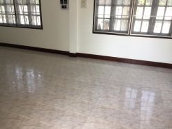 ID: 4537- House near The Pizza Company Phonsinuan for rent