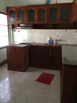ID: 4537- House near The Pizza Company Phonsinuan for rent