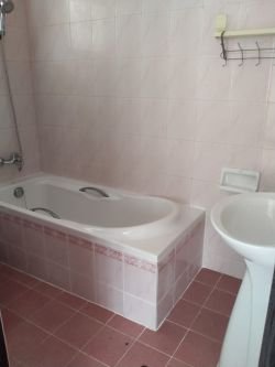 ID: 4537- House near The Pizza Company Phonsinuan for rent